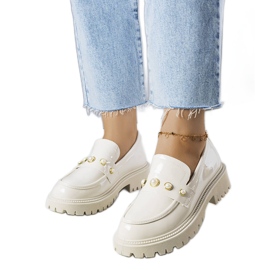 Scarpe laccate beige con perle Serlait
