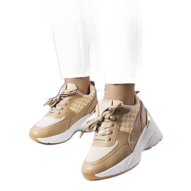 Sneakers beige decorate con il monogramma Lora
