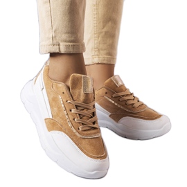 Sneakers beige realizzate in ecopelle scamosciata di Dupuis