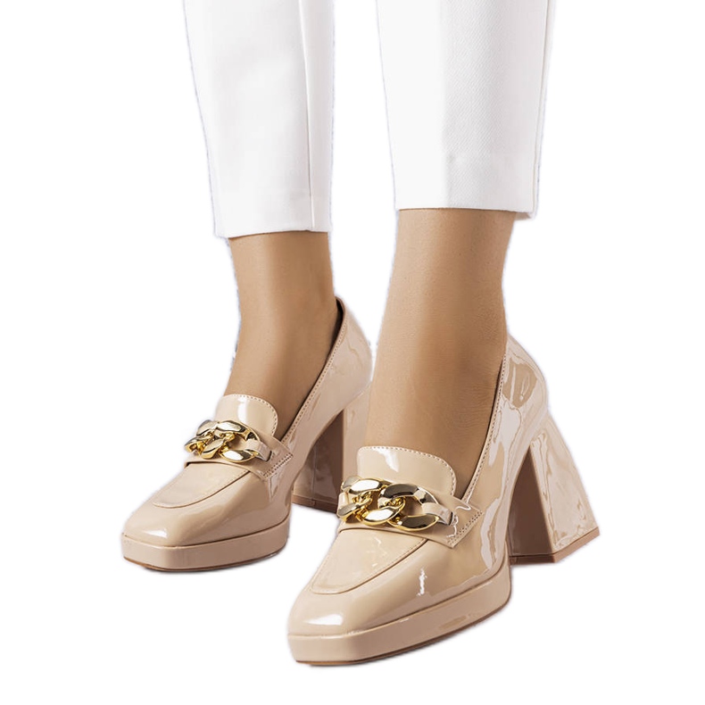 Décolleté in vernice beige di Vinceza