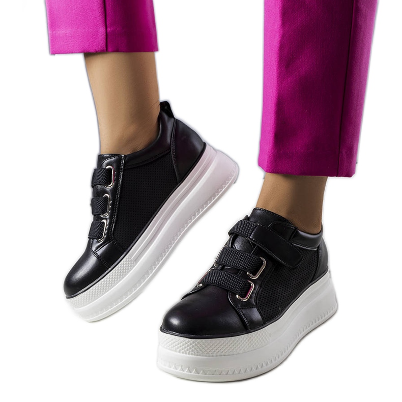 Sneakers nere con plateau di Armina nero