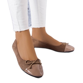 Ballerine Simard color moka con punta in vernice grigio