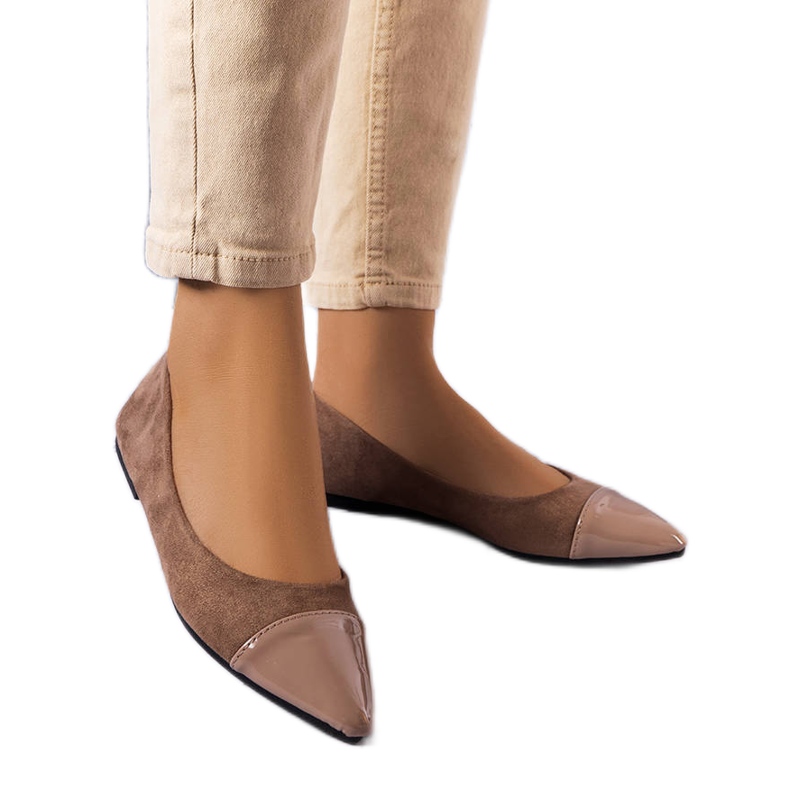 Ballerine in vernice marrone di Thibault beige