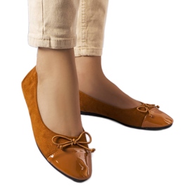 Ballerine con punta in vernice marrone di Simard