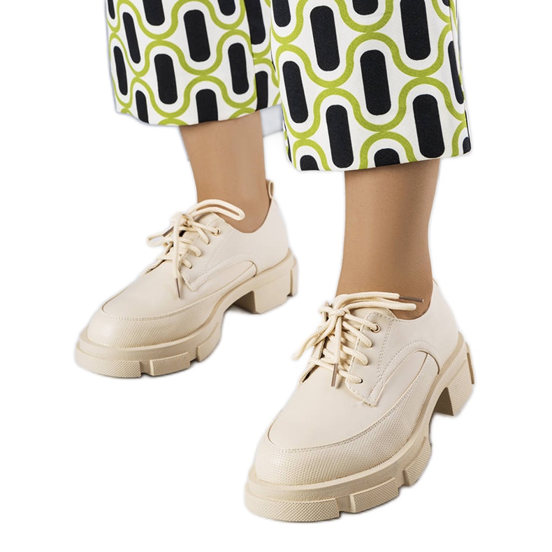 Scarpe beige con suola massiccia di Kay