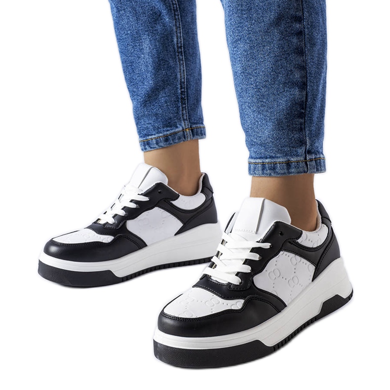 Sneakers nere decorate con goffratura Paré nero
