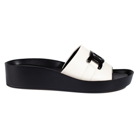 Pantofole da donna bianche sulla piattaforma Shelovet bianca