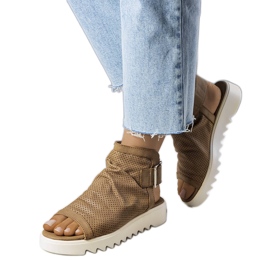 PA1 Sandali traforati marroni di Beulah beige