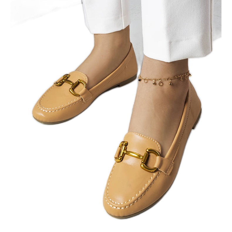 Mocassini beige con decorazioni dorate di Regina