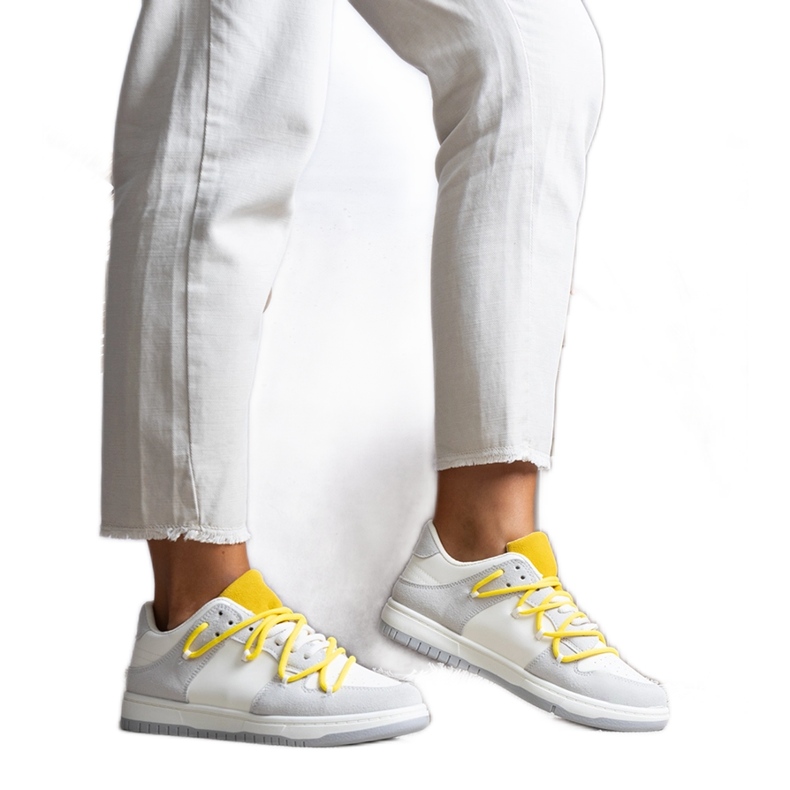 Sneakers grigie con lacci gialli di Aucoin grigio