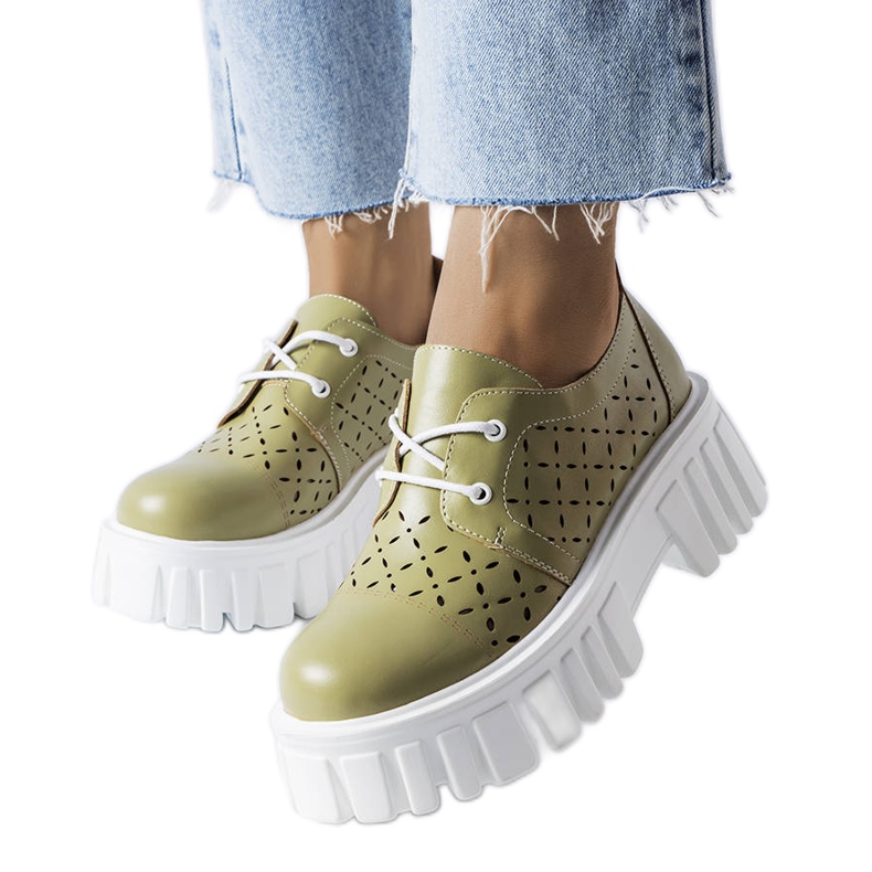 Scarpe enormi traforate verdi di Camus verde