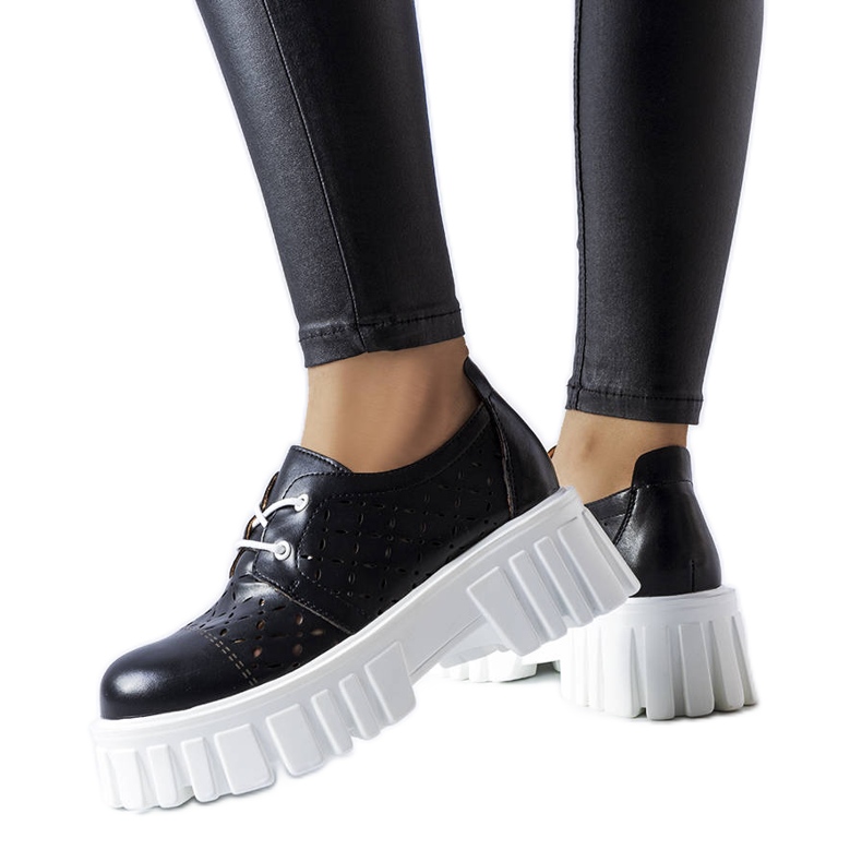 Scarpe enormi traforate nere di Camus nero