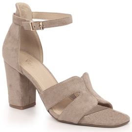 Sandali da donna in camoscio beige sul post eVento 4616