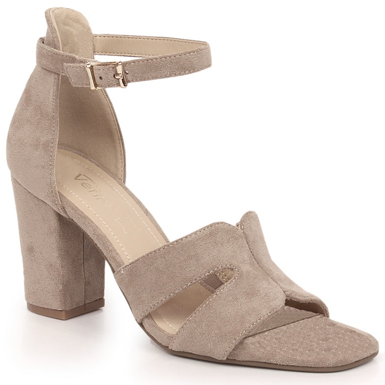 Sandali da donna in camoscio beige sul post eVento 4616