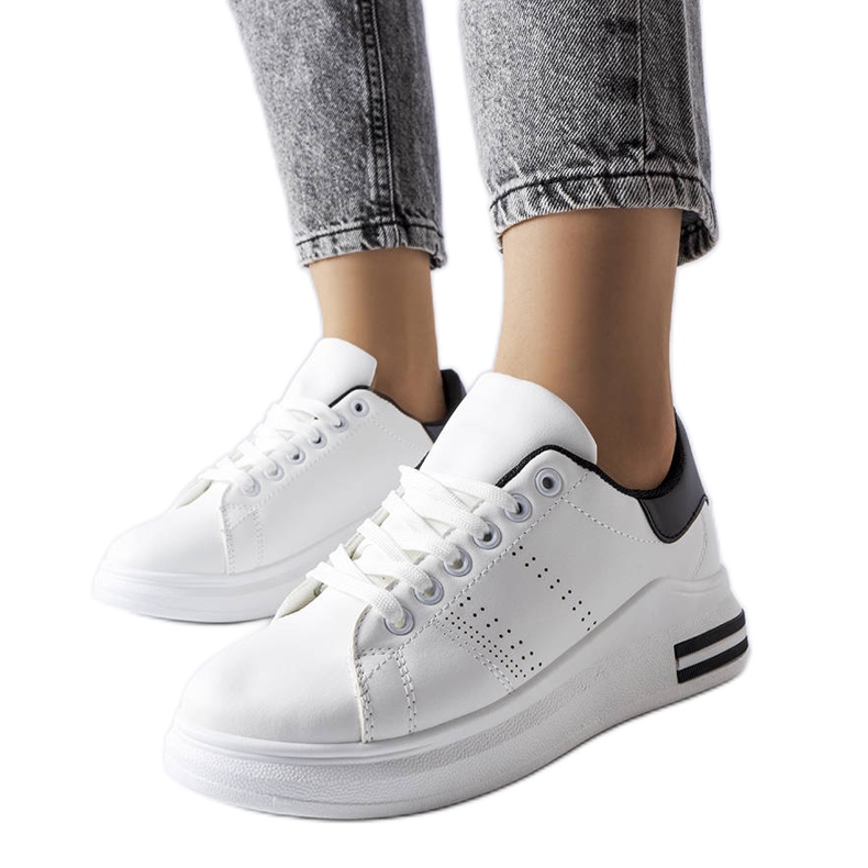 Sneakers bianche con un accento nero di Davisson bianca