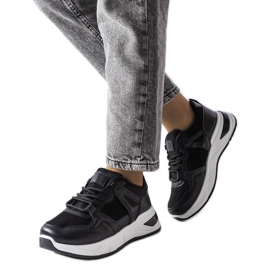 Sneakers nere realizzate con materiali combinati di Caya nero