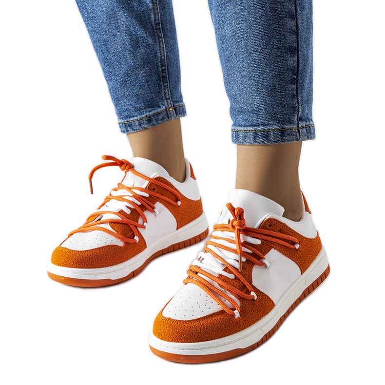 Sneakers arancioni con materiali combinati di Hila bianca