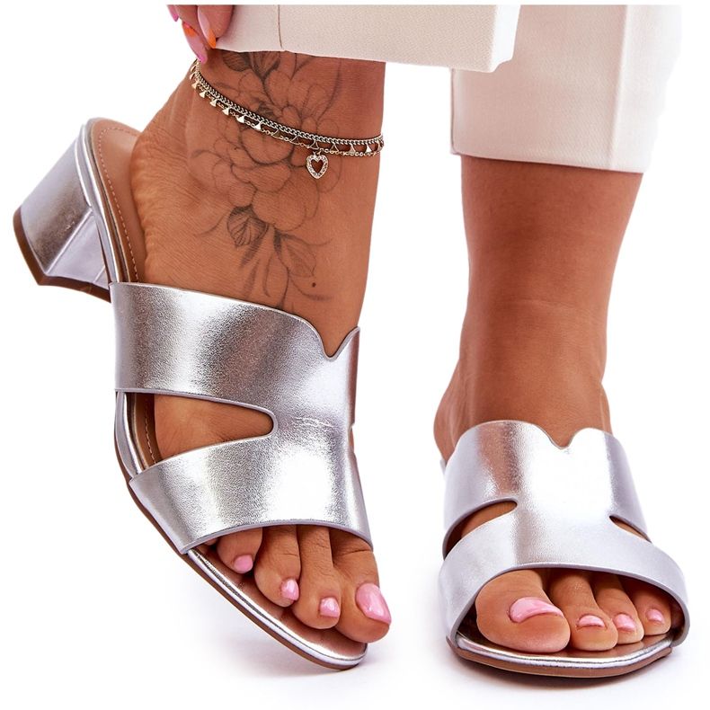 Classiche pantofole in pelle Miley color argento con tacco basso d'argento