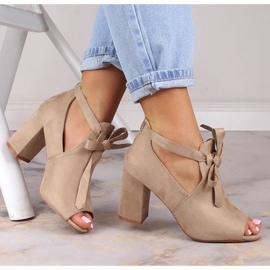 Sandali in camoscio beige sul palo legati con un fiocco Potocki YQ21023