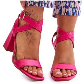 Eleganti sandali Michele fucsia su un tacco rosa