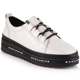 Scarpe comode laccate in pelle sulla piattaforma beige S.Barski LR29592