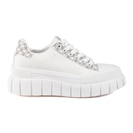 Sneakers bianche da donna su una spessa piattaforma Shelovet bianco