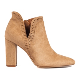 Stivali con tacco in camoscio beige di Shelovet