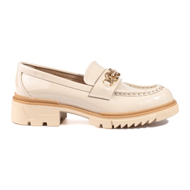 Brogue in vernice beige con decorazione Shelovet dorata