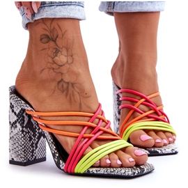Pantofole con tacco alto con cinturini a serpente Neon Beckie nero