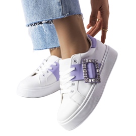 Sneakers bianche decorate con una fibbia Ike viola bianca