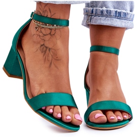 PG1 Sandali con tacco basso Juliet in raso verde