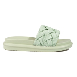 Pantofole verde chiaro su una spessa piattaforma Shelovet