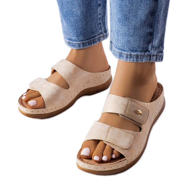 Sandali con zeppa bassa color beige