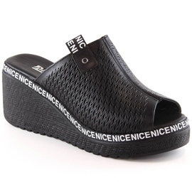 Sandali con zeppa traforati in pelle da donna neri Artiker 50C0523 nero