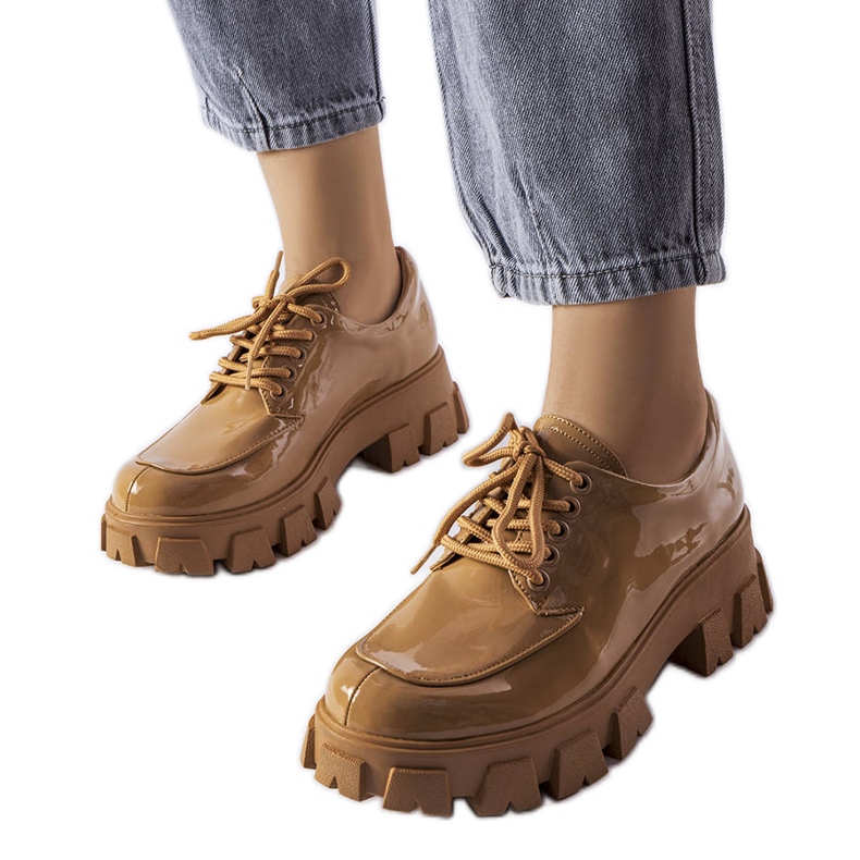 Scarpe in vernice marrone di Beccadelli