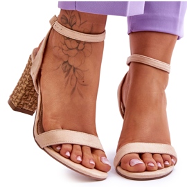 Sandali in pelle scamosciata su un tacco Selila beige intrecciato