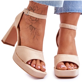 Sandali con plateau classici in pelle scamosciata beige di classe