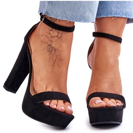 Comodi sandali in pelle scamosciata su un tacco alto Black Essence nero