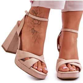 Sandali in pelle scamosciata con tacco quadrato potente beige