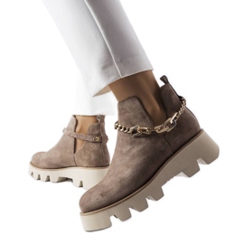 Stivali in pelle beige decorati con una catena Karino