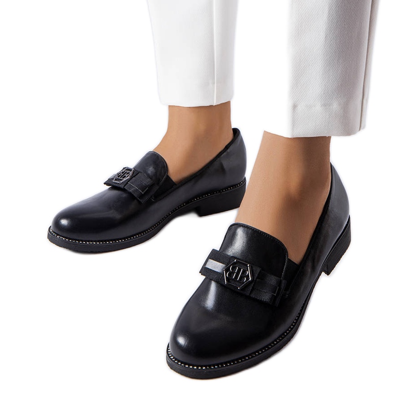 Mocassini neri decorati con arco e strass nero