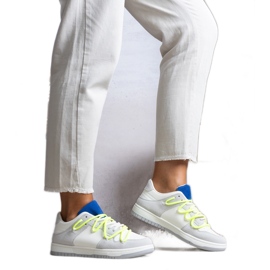 Sneakers grigie con lacci fluo di Aucoin bianca