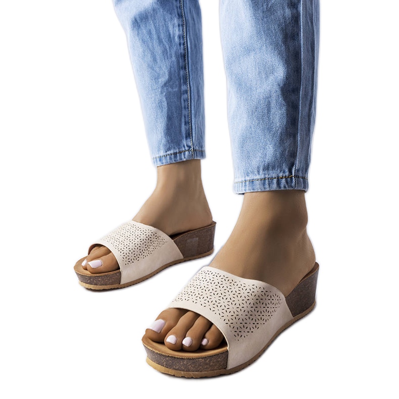 Sandali con zeppa traforati beige di Bourque