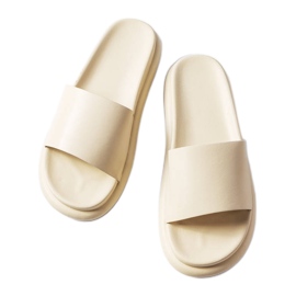 Ciabatte beige sulla piattaforma