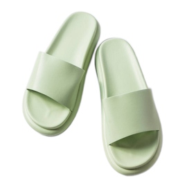 Pantofole verdi sulla pedana Paquette verde
