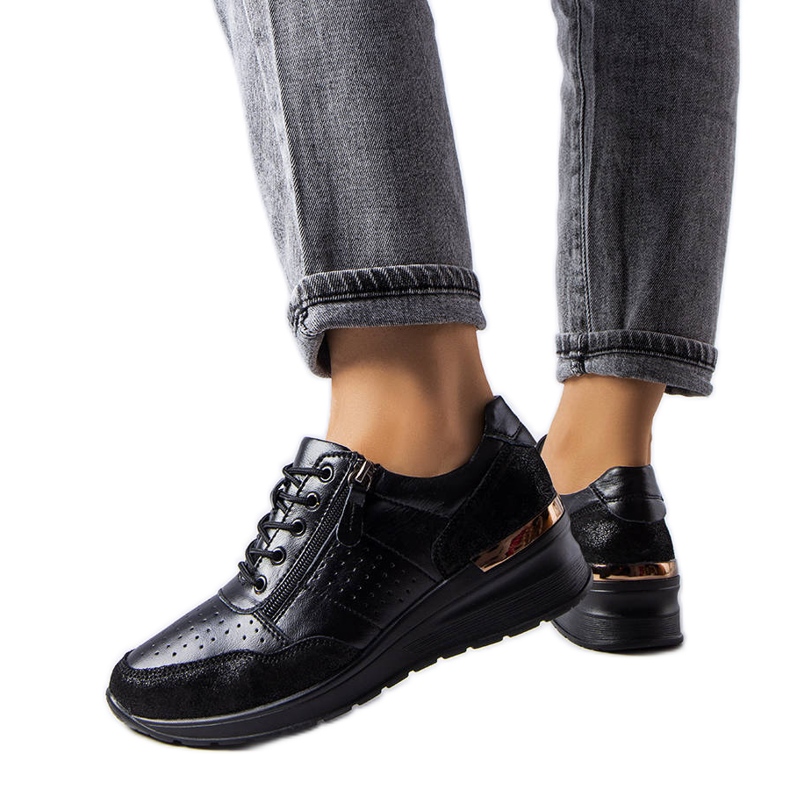 Scarpa Jazzar in pelle nera traforata nero