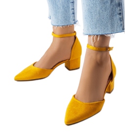 Décolleté con tacco giallo di Annely