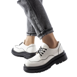 Scarpe brogue bianche su massiccia suola Cheshire bianco