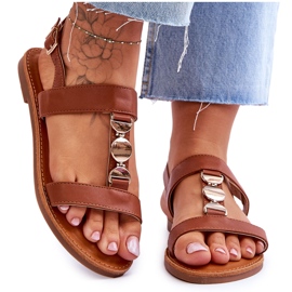 Sandali piatti da donna con cinturino decorativo marrone bacca