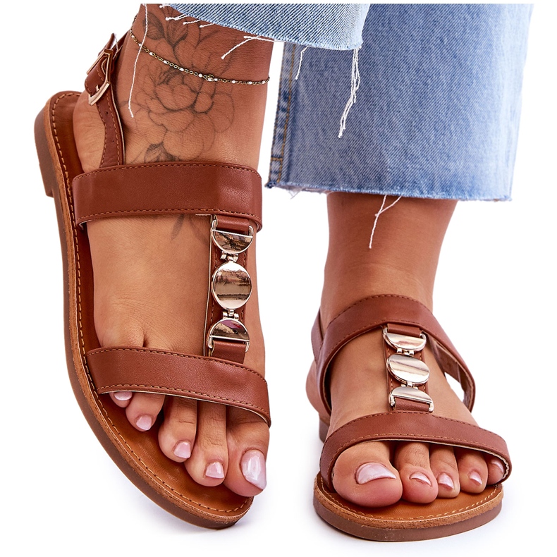 Sandali piatti da donna con cinturino decorativo marrone bacca